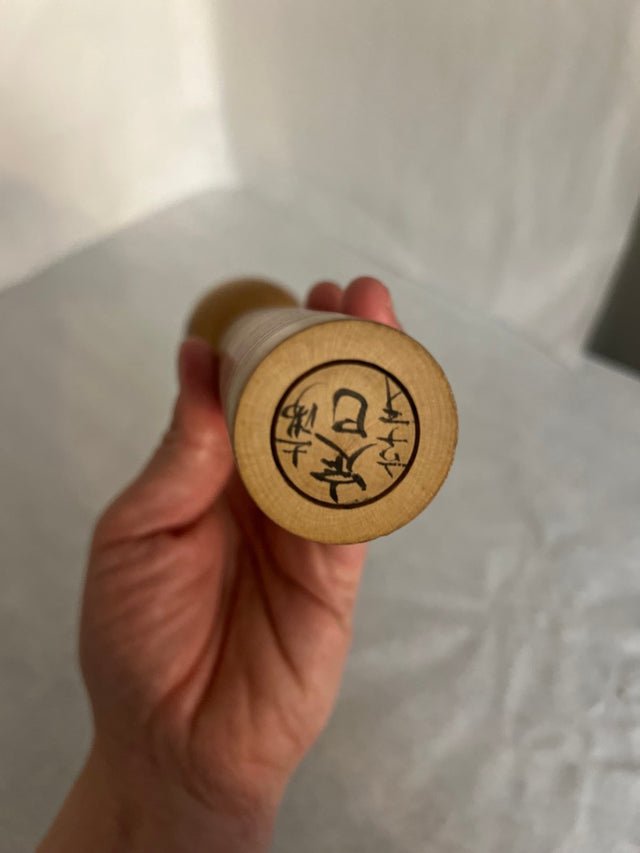 Vintage kokeshi #15 i skrå vinkel. Minimalistisk terracottamønster. 25 cm