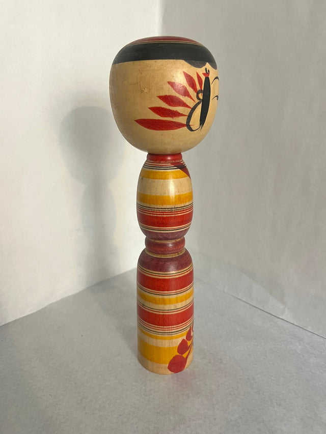 Vintage kokeshi #12 i skrå vinkel. Detalje af taljeret form. 31 cm