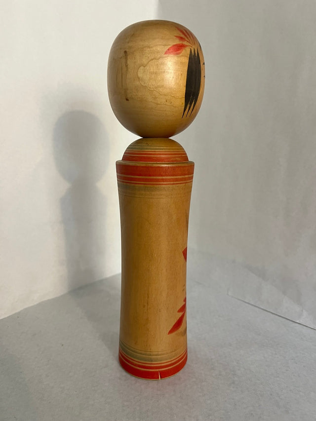 Vintage kokeshi #20 i skrå vinkel. Efterårsbladsmønster. 27 cm