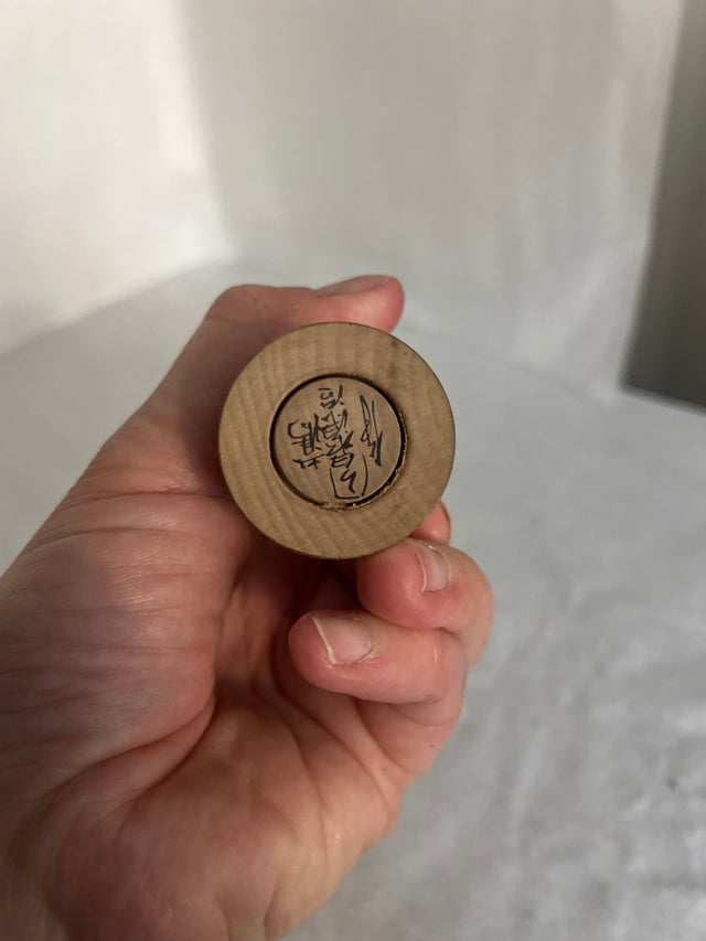 Vintage kokeshi #22 i skrå vinkel. Røde striber og naturligt træ. 19 cm