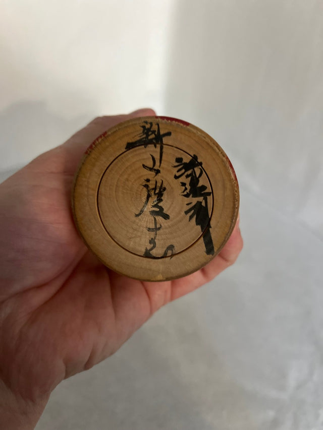 Detalje af geometrisk bemaling på vintage kokeshi #19. 25 cm