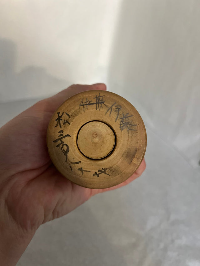 Detalje af røde bladmotiver på vintage kokeshi #20. 27 cm
