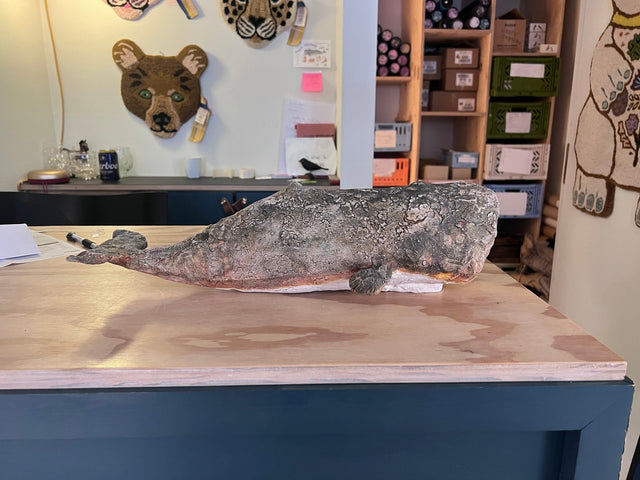 Stor keramik kaskelothval 09 i mørkt koks - 51 cm lang skulptur