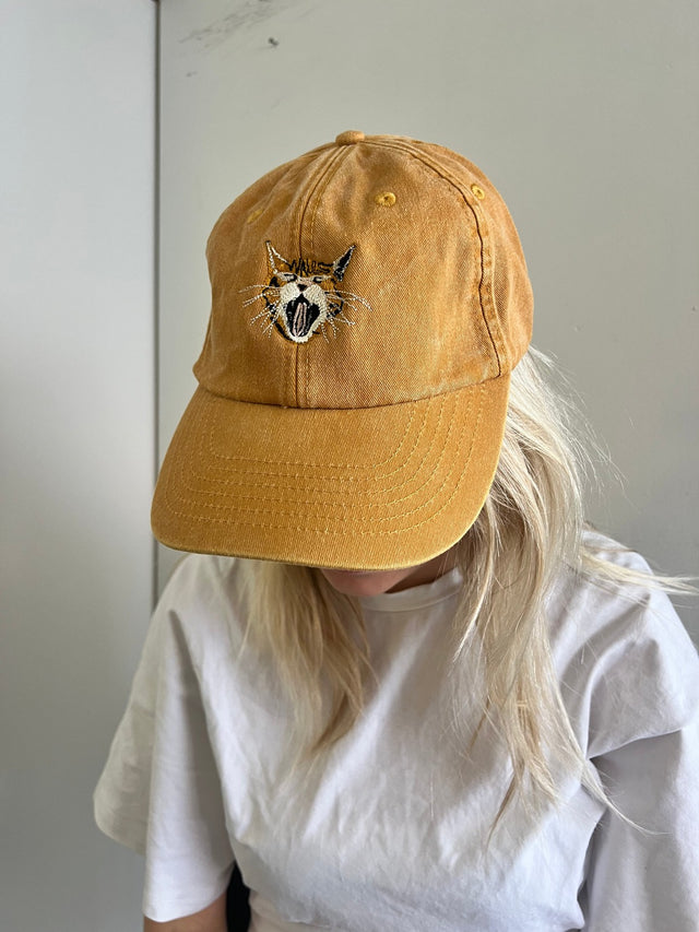 Kasket med broderet gabende kat i okker - Rustfelt