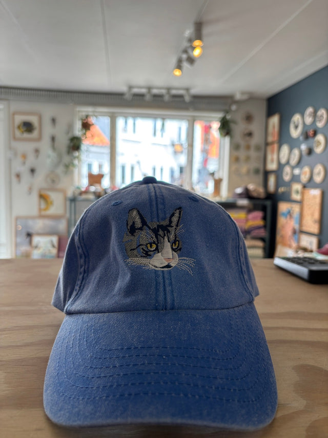 Kasket med broderet grå kat - blå