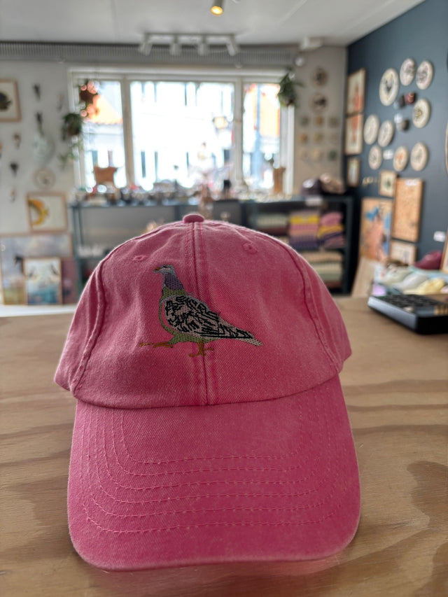 Kasket med broderet due - pink