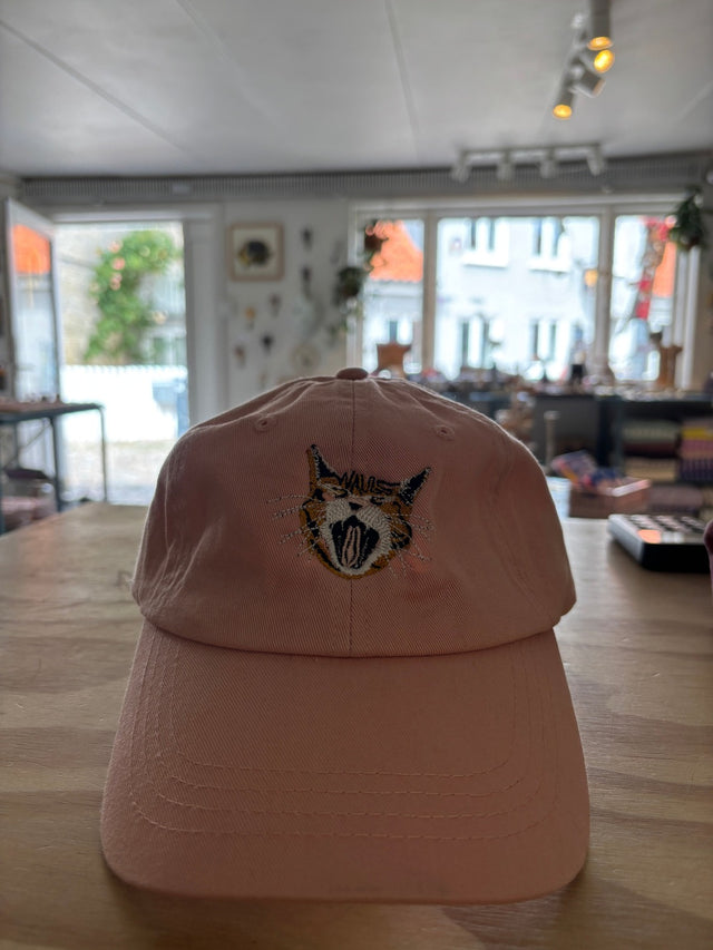 Kasket med broderet gabende kat - lyserød