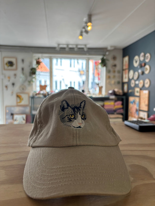 Kasket med broderet grå kat - sand