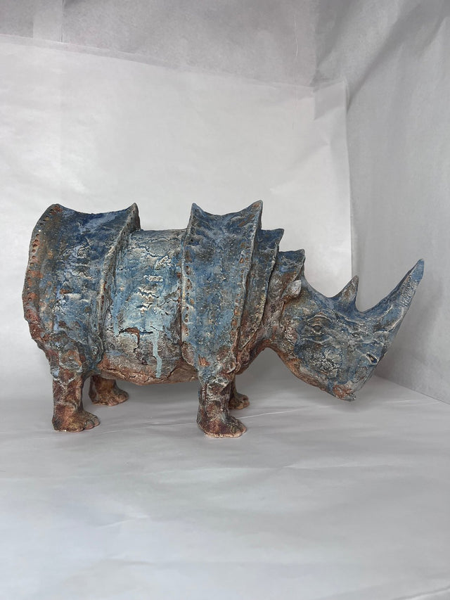 Keramik næsehorn 01 fuld skulptur i blå med rust - set fra siden - Ponyklubben