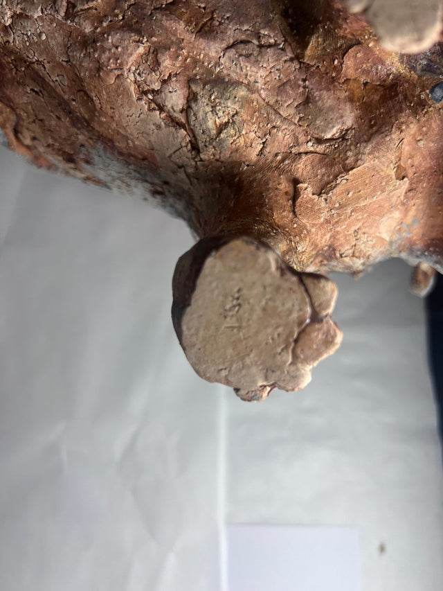 Nærbillede af keramik næsehorn 01 fod med rust og kobber tekstur - Ponyklubben