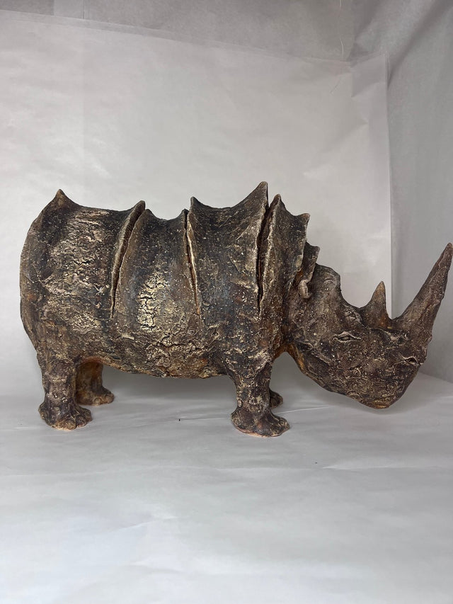 Keramik næsehorn 04 fuld skulptur i mørk brun og bronze - set fra siden - Ponyklubben