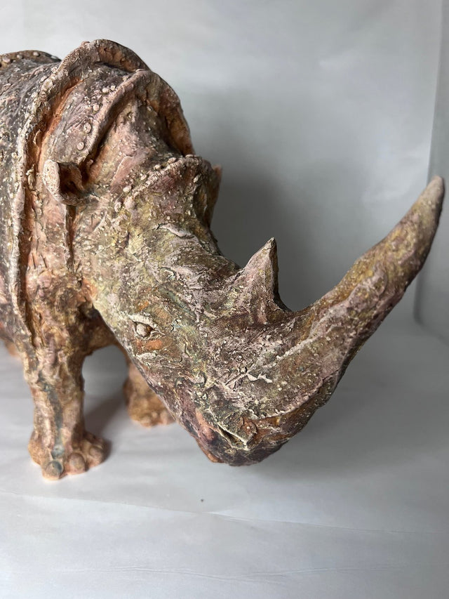 Keramik næsehorn 05 fuld skulptur i olivengrøn og rust - set fra siden - Ponyklubben
