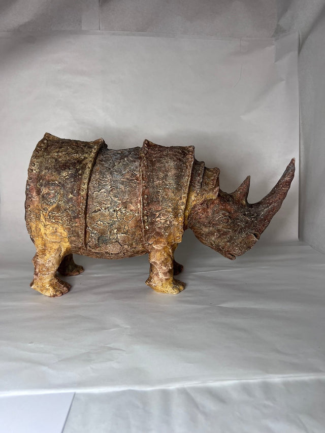 Keramik næsehorn 07 fuld skulptur i rust og gyldne amber toner - set fra siden - Ponyklubben