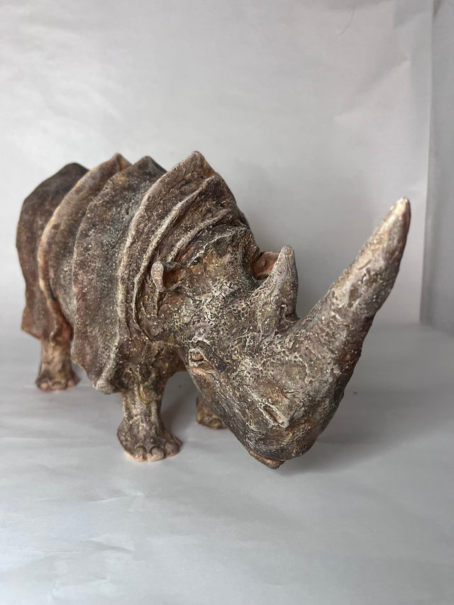 Keramik næsehorn 08 fuld skulptur i mørk grå-brun med rust - set fra siden - Ponyklubben