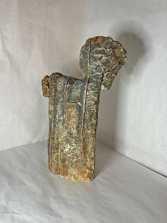 Keramik hest 02 - skulptur set fra bagsiden, varm gylden amber på kroppen