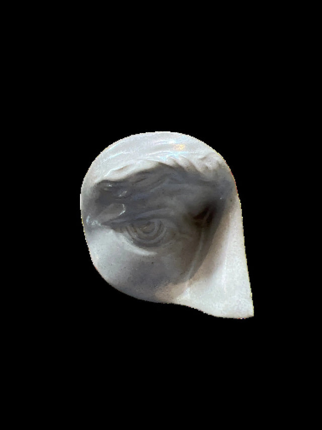 Rounded Eye (R) 02 keramik skulptur - blågrå dråbeform med dybt udskåret øje