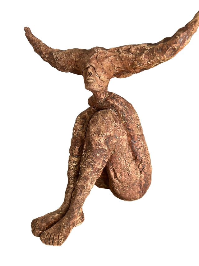 Keramikskulptur med asymmetriske horn i terrakotta i Ponyklubbens butik, set fra siden