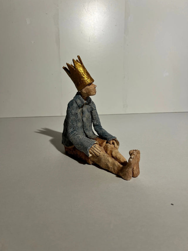 Mand med krone 04 i 3/4 vinkel - siddende figur med udstrakte bare ben