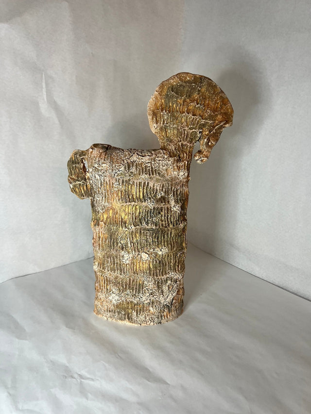 Keramik hest 03 - skulptur set forfra, gyldne sandtoner og markant ribbet tekstur