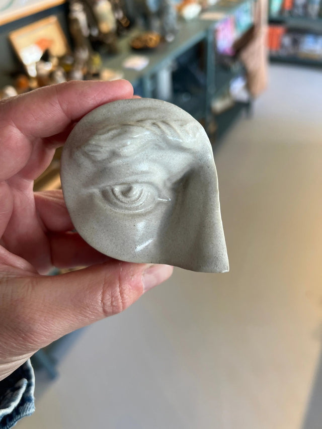 Rounded Eye (R) 02 holdt i hånd i butikken - viser størrelse og lysegrå glasur