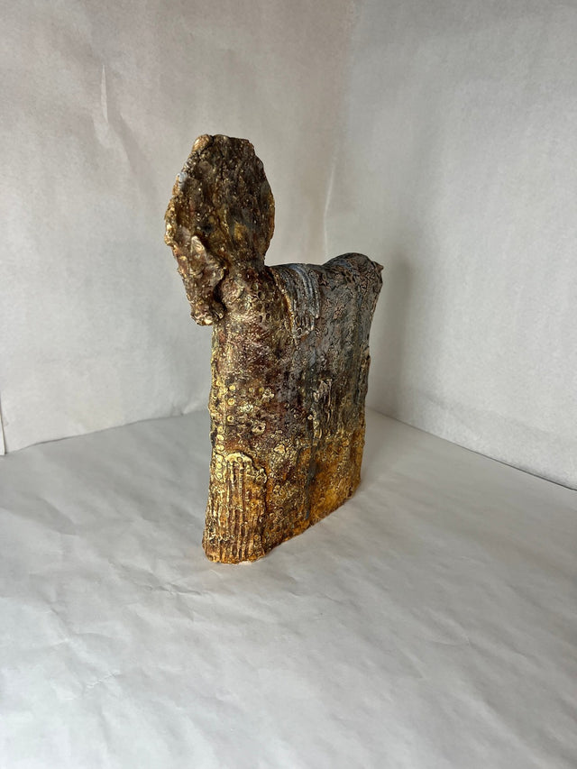 Keramik hest 04 - skulptur fra siden, viser den brede, kantede krop