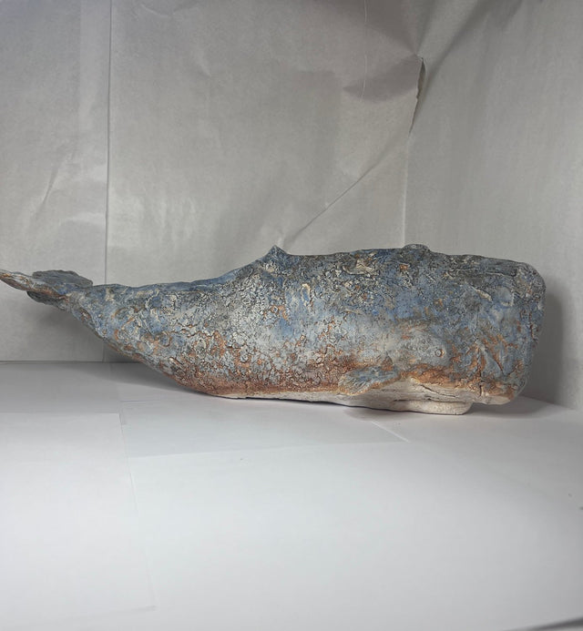 Keramik kaskelothval 02 set fra siden, rustik overflade med blå og terracotta nuancer