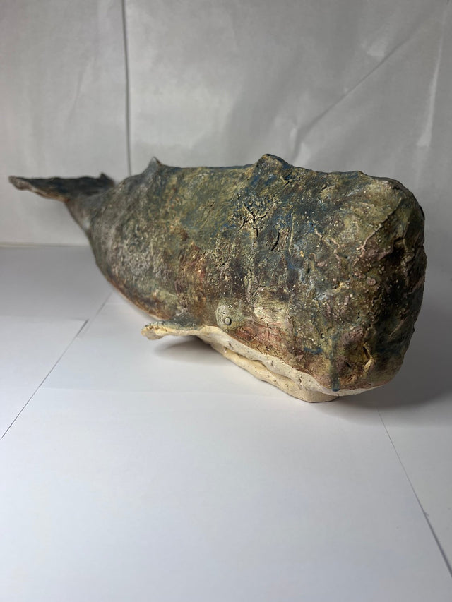 Keramik kaskelothval 03 set skråt forfra, tung skulptur med mørk grønbrun glasur