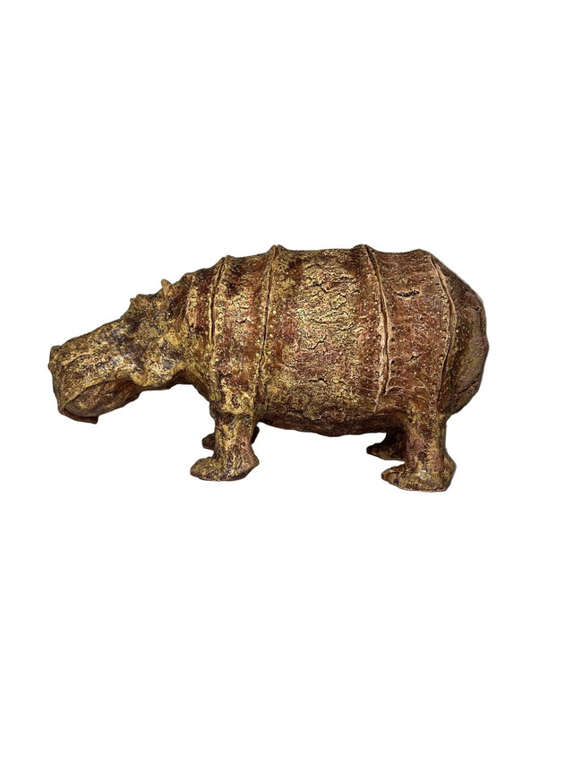 Keramik flodhest 01, håndlavet skulptur i gyldne og rust-brune toner, set fra siden