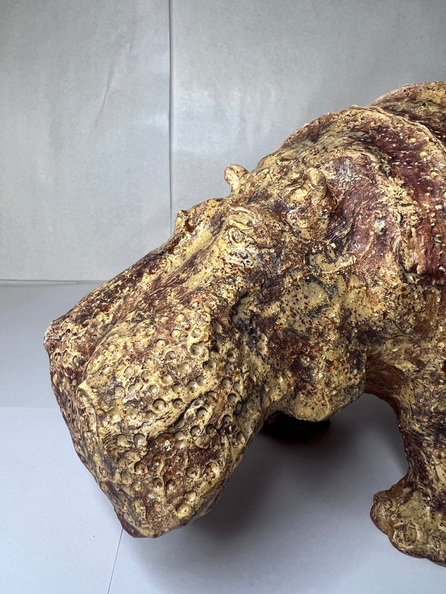 Nærbillede af flodhest 01 hoved, ru taktil overflade i gyldne og rust-brune toner
