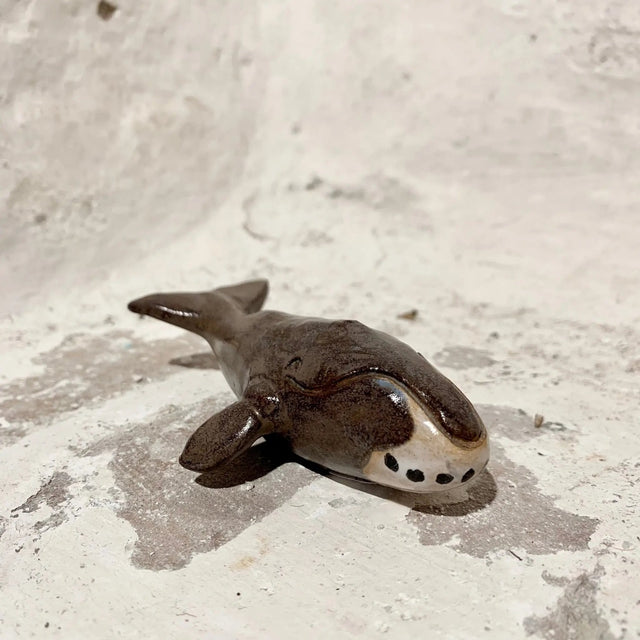 Lille grønlandshval i keramik på beton - 3/4 vinkel med cremede pletter