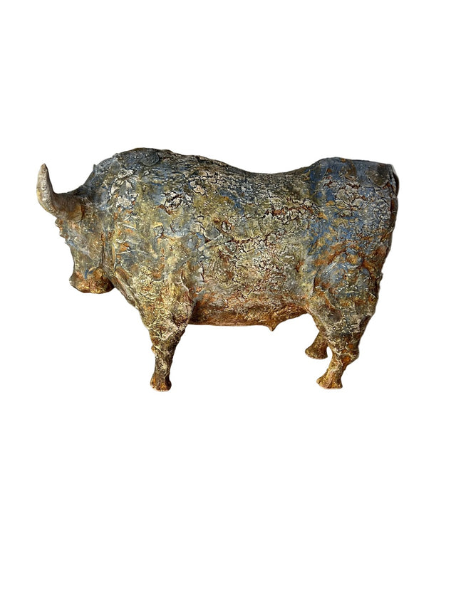 Håndformet keramikskulptur af bison i blågrå og gyldne toner, set fra siden