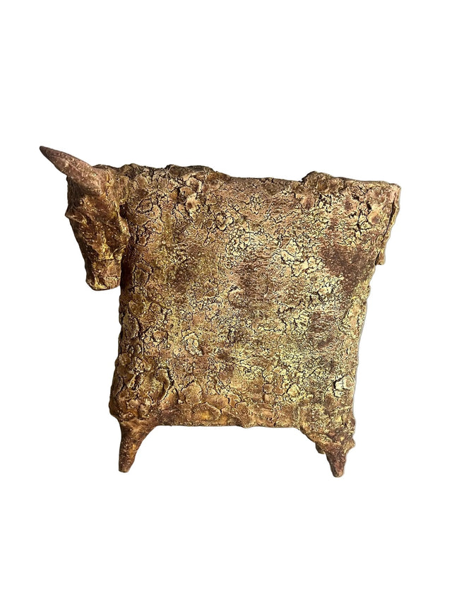 Keramik ko 01 fra siden - gylden og bronze boksformet skulptur med to korte horn