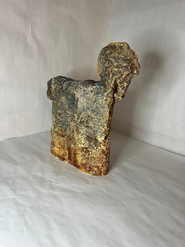 Keramik hest 04 - skulptur set fra bagsiden, gylden amber bund tydeligt
