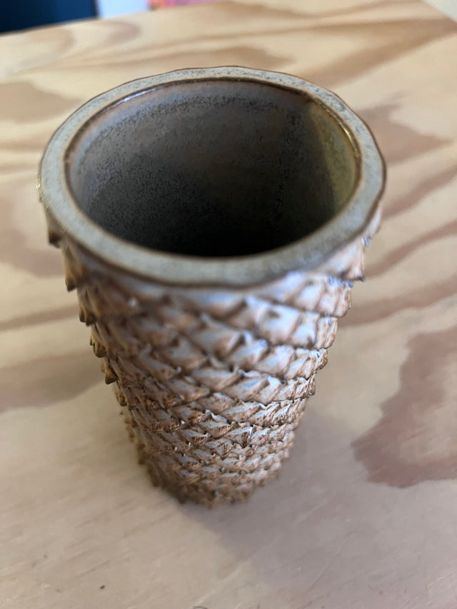 Maja Thorning vase #10 set fra oven - bred vase med gyldenbrun skælglasur