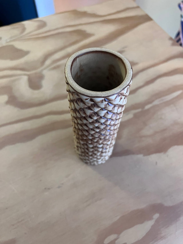 Maja Thorning vase #2 - taktil laksefarvet overflade med overlappende skæl