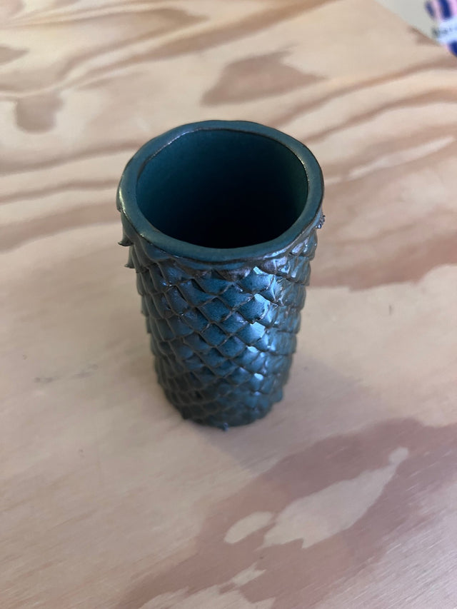 Maja Thorning vase #5 set fra oven - keramikvase med hvide skæl