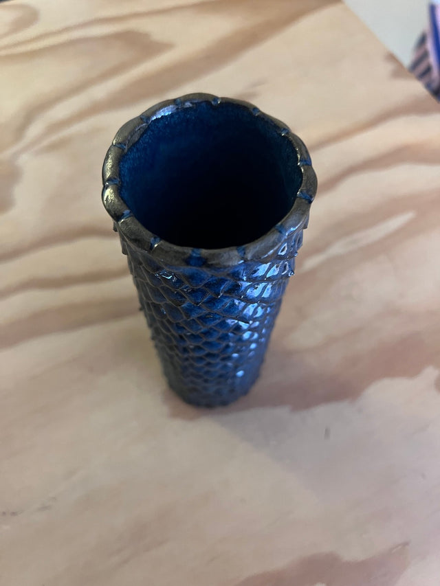 Maja Thorning vase #7 - cylindrisk blå keramikvase med skælmønster