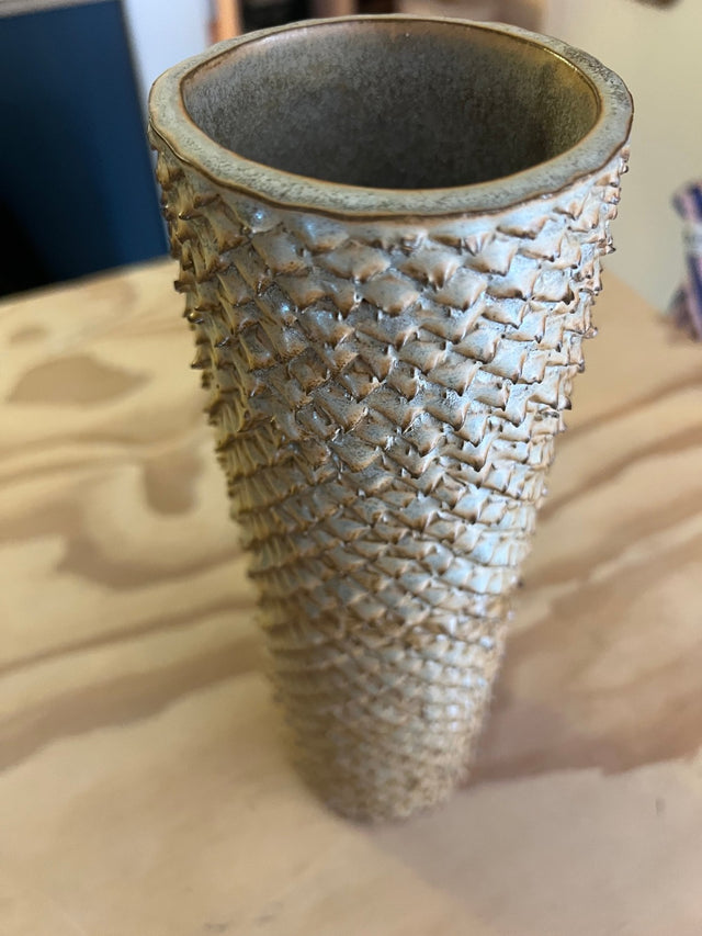 Maja Thorning vase #8 set fra oven - åbning på høj keramikvase i sand og olivenfarve