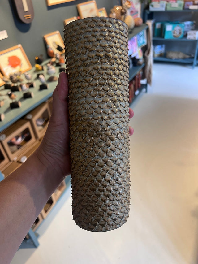 Maja Thorning vase #8 holdt i hånden - høj cylindrisk skælvase i sand og oliven