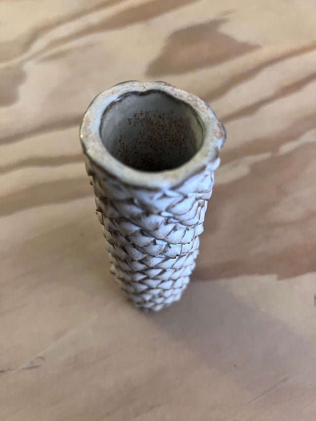 Maja Thorning vase #9 set fra oven - keramikvase med gråhvide skæl og bølget kant